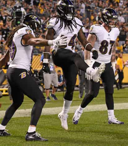 Alex Collins (34) celebra luego de anotar en el duelo de la semana 4 ante los Acereros de Pittsburgh.