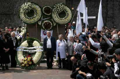 El presidente electo dejó una ofrenda e hizo una guardia de honor a los estudiantes asesinados en 1968. (AP)