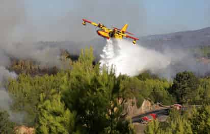 Ayuda. 'Nuestra suerte vino al principio del día cuando los aviones pudieron frenarlo', comentó un residente de la zona. (AP)