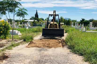 Panteón. Personal de la Dirección de Servicios Públicos de Lerdo ya trabaja en el panteón. (EL SIGLO DE TORREÓN)