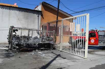 Acuden. Elementos de Bomberos y de Protección Civil se hicieron cargo del incendio en la calle Italia de Residencial Las Etnias. (EL SIGLO DE TORREÓN)