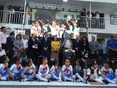 La institución celebró esta mañana con los honores a la Bandera, con presentaciones de niños y niñas para hacer alusión al descubrimiento de América, con las tradicionales mañanitas y cerró con la partida del pastel conmemorativo. (ANGÉLICA SANDOVAL)