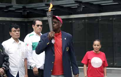 El estadounidense Bob Beamon participó en la Ceremonia de encendido de la antorcha olímpica. (JAM MEDIA)