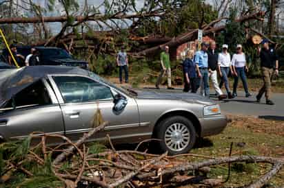 Visita. Trump, acompañado de su esposa Melania, observó de primera mano la devastación en Mexico Beach y Panama City, dos de las comunidades más golpeadas por el huracán Michael, durante una visita en Panhandle, en el noroeste de Florida. (AP)