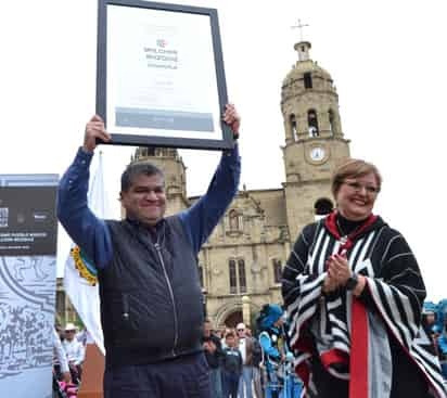 Acto. El gobernador Miguel Riquelme Solís entregó la denominación y placa conmemorativa de 'Pueblo Mágico', a la alcaldesa Luisa Alejandra Santos Cadena.