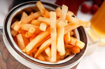 Científicos chilenos lograron reducir la cantidad de calorías en las papas fritas, para contribuir a combatir el sobrepeso y la obesidad. (ARCHIVO)