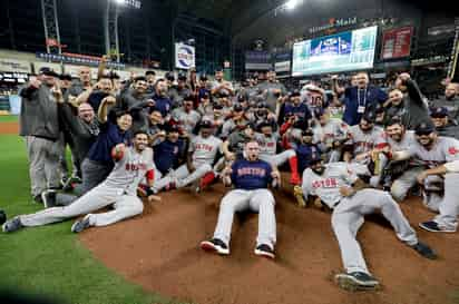 Los Medias Rojas de Boston se impusieron ayer 4-1 a los Astros de Houston para avanzar a la Serie Mundial desde 2013.