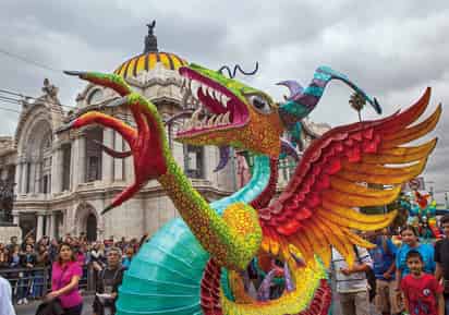 Las artesanías mexicanas iniciarán su recorrido en el Zócalo, seguirán por 5 de Mayo, Juárez y Paseo de la Reforma, para llegar al Ángel de la Independencia. (ARCHIVO)