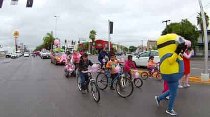 Mientras que al paso de la caravana, se obsequiaban algunos folletos informativos. (EL SIGLO DE TORREÓN) 