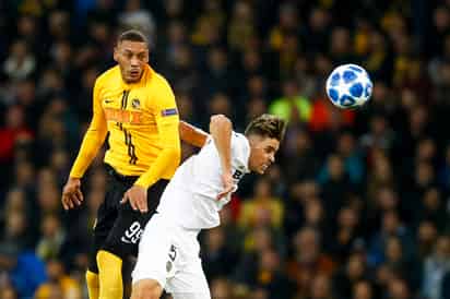 El jugador de Young Boys, Guillaume Hoarau (i), fue el anotador del empate para los locales, desde los once pasos.