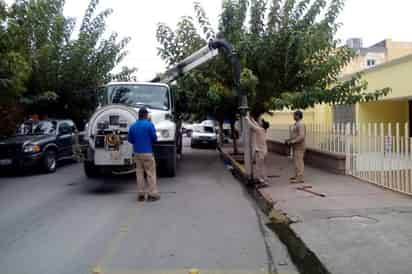 Realizan. Buscan evitar que se llenen las calles de agua estancada, por lo cual se encuentran limpiando áreas del drenaje.  (EL SIGLO DE TORREÓN)