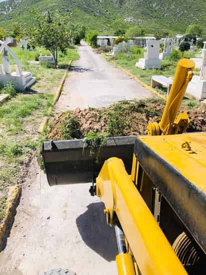 Retiro. Hasta ahora han retirado más de 20 toneladas de maleza del panteón municipal de Lerdo, según informan autoridades. (EL SIGLO DE TORREÓN)