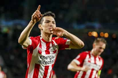 Hirving Lozano festeja luego de marcar el primer tanto del PSV.