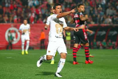 Gustavo Alustiza, del Pumas, en festejo tras haber anotado el primer gol de su equipo durante el juego de la jornada 14.