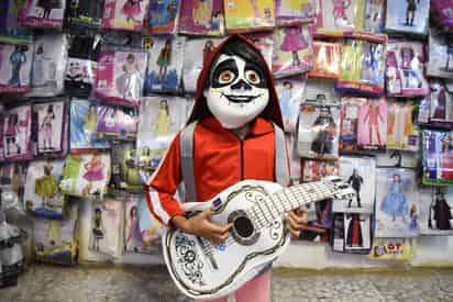 Día de Muertos. Este año hay un creciente interés de los niños pequeños por participar en la celebración e incluir a sus familiares fallecidos en el altar. (JESÚS GALINDO)