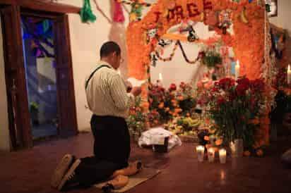 Durante el Día de Muertos se acostumbra visitar los cementerios, dedicar ofrendas florales y montar altares de muertos para honrar a los difuntos. (ARCHIVO)