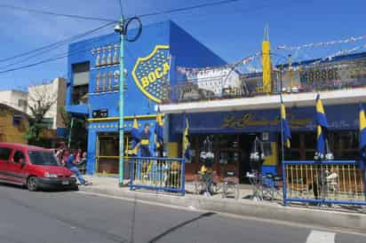 Las calles del barrio porteño de La Boca, principalmente las aledañas a la Bombonera, ya vibran a la espera de la final de la Copa Libertadores entre el Xeneize y River Plate.