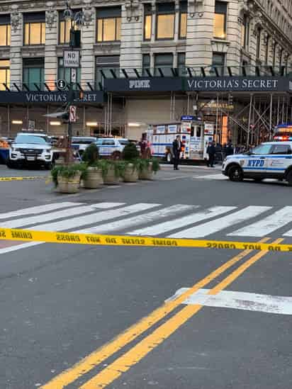 Alarma. El abandono de una maleta causó que la policía detuviera el tráfico de vehículos.