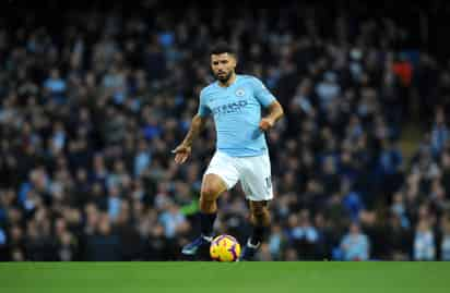 El argentino Sergio Agüero controla el balón por Manchester City en el partido de Liga Premier, ante Southampton, en el estadio Etihad.