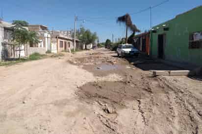 Mal. Así luce actualmente la calle Roberto Fierro. Aseguran que por aquí pasará el bulevar Tecnológico y que será pavimentada. (EL SIGLO DE TORREÓN)