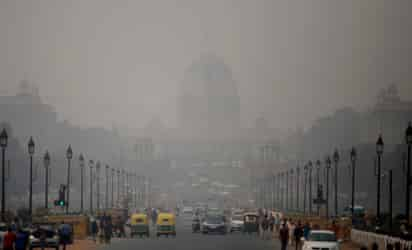 Los residentes de Nueva Dehli y la Región de la Capital Nacional despertaron este jueves envueltos en una densa niebla tóxica, con la calidad del aire en su peor nivel este año. (AP)