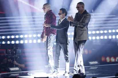 Will Smith, Marc Anthony y Bad Bunny fueron los encargados de abrir la ceremonia interpretando en vivo la canción 'Está rico'. (EFE)