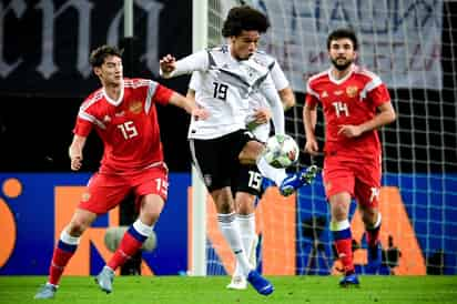 Leroy Sane, de Alemania, y el ruso Aleksey Miranchuk (i).