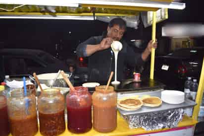 Carlos y Margarita Hernández llegan junto al Mercadito Navideño a ofrecer sus tradicionales hot cakes. (GABRIELA OROPEZA/EL SIGLO DE TORREÓN)