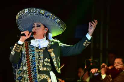 Gran concierto. Aida Cuevas se entregó a los laguneros que acudieron a verla el pasado sábado en Lerdo, Durango. (ERNESTO RAMÍREZ)