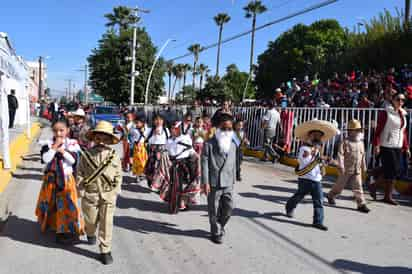 Participantes. Alumnos de todos los niveles presentaron tablas rítmicas y bailables, alusivas a la Revolución Mexicana. (EL SIGLO DE TORREÓN/MARY VÁZQUEZ)