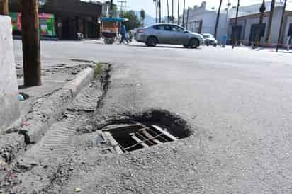 Son varios los vehículos que han caído en el hueco terminando con las llantas dañadas. (EL SIGLO DE TORREÓN)