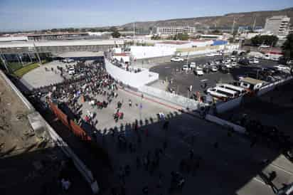 Migrantes intentaron cruzar por el paso de Ysidro. 