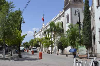 Atienden. El recurso donado proviene de las arcas municipales y es para que sigan estudiando. (EL SIGLO DE TORREÓN)