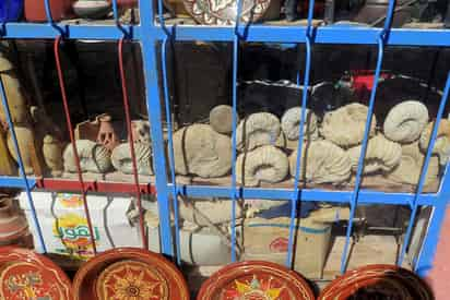 En la ciudad abundan los locales, mezcla de tienda y museo, donde se exhiben miles de piezas, la mayoría de ellas en venta. (EFE)