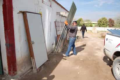 Apoyo. Se entregaron láminas acanaladas en viviendas de comunidades rurales con techos terrados o de adobe. (EL SIGLO DE TORREÓN)