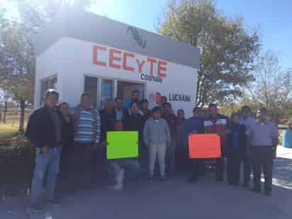 Maestros que pertenecen al plantel Luchana de San Pedro, manifestaron que la situación es generalizada en todo el sistema CECyTE en Coahuila y recordaron que la semana pasada también hubo paro de labores en el Estado de Durango, por la misma situación. (EL SIGLO DE TORREÓN)