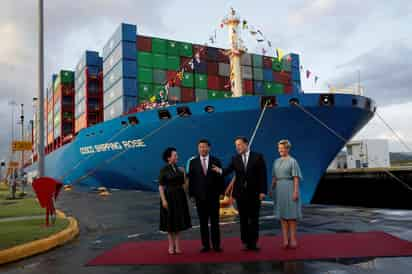 Visita comercio. La primera dama de la República Popular China, Peng Liyuan (i); el presidente de la República popular China, Xi Jinping (2-i); el presidente de Panamá Juan Carlos Varela (2-d), y la primera dama de Panamá, Lorena Castillo de Varela (d). (EFE)