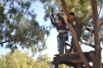 Niños, jóvenes y adultos disfrutaron por igual de esta visita al cuartel militar, donde posteriormente se realizará un campamento.