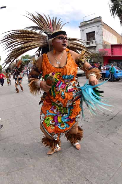 Con fe. Desde hace seis años, Brenda danza descalza a la Virgen de Guadalupe en agradecimiento. (ERNESTO RAMÍREZ)