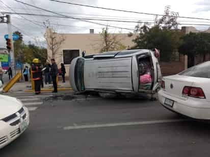 Testigos de los hechos señalaron a la camioneta familiar como la responsable, ya que presuntamente se pasó la luz roja en el semáforo. (EL SIGLO DE TORREÓN)