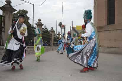 Devoción. La Danza del Bulevar acude cada año a la Catedral y van a pie desde su colonia.