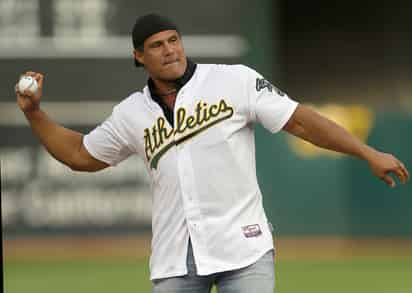 El ex astro de los Atléticos de Oakland José Canseco hace el primer lanzamiento ceremonial antes del inicio del un partido en 2016.