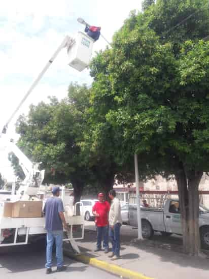 Aprueban. Se aprobó iniciar con los trámites para poder concesionar el servicio del alumbrado. (EL SIGLO DE TORREÓN)