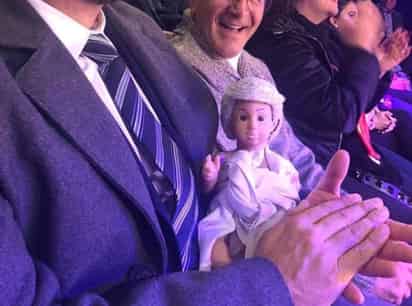 Martí Batres, presidente del Senado de la República, llevó en brazos a un “Niño Dios” con la apariencia del nuevo presidente de México, Andrés Manuel López Obrador. (ESPECIAL)