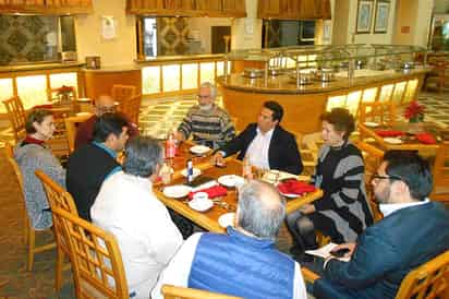 Expectativa. Los ambientalistas se reunieron con el delegado del Gobierno federal, Reyes Flores. (EL SIGLO DE TORREÓN)