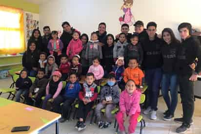 Convivencia. Alumnos de la UJED conviven y entregan juguetes y bolos a niños de Bermejillo. (EL SIGLO DE TORREÓN)