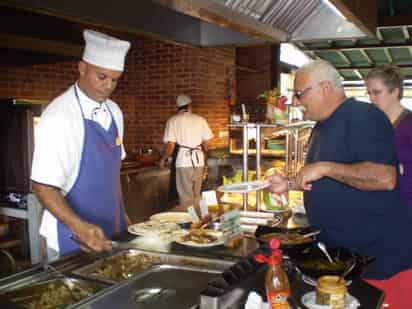 Ganancias. Los trabajadores del sector turismo ganan 13 mil 912 pesos mensuales en promedio, según informe del Inegi.