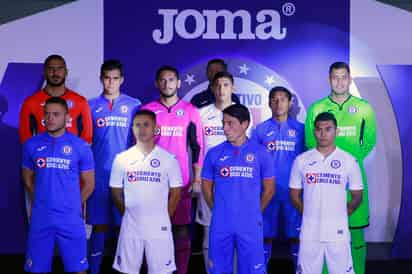 Mientras la segunda 'armadura' es blanca sin mayor variación que el azul de la marca y el escudo. (JAMMEDIA)