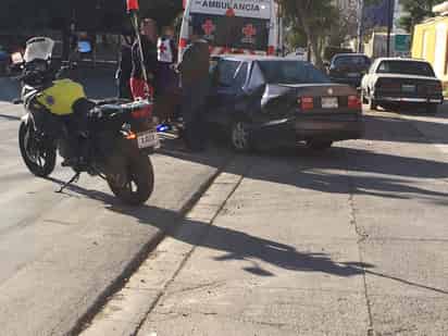 Presuntamente se pasó una luz roja en el semáforo. (EL SIGLO DE TORREÓN)