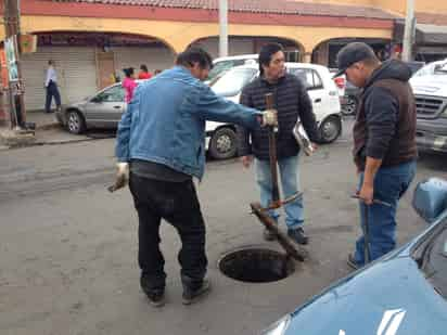 Se encontró que los pozos de visita estaban saturados de basura, envases plásticos de bebidas y desperdicios. (EL SIGLO DE TORREÓN) 